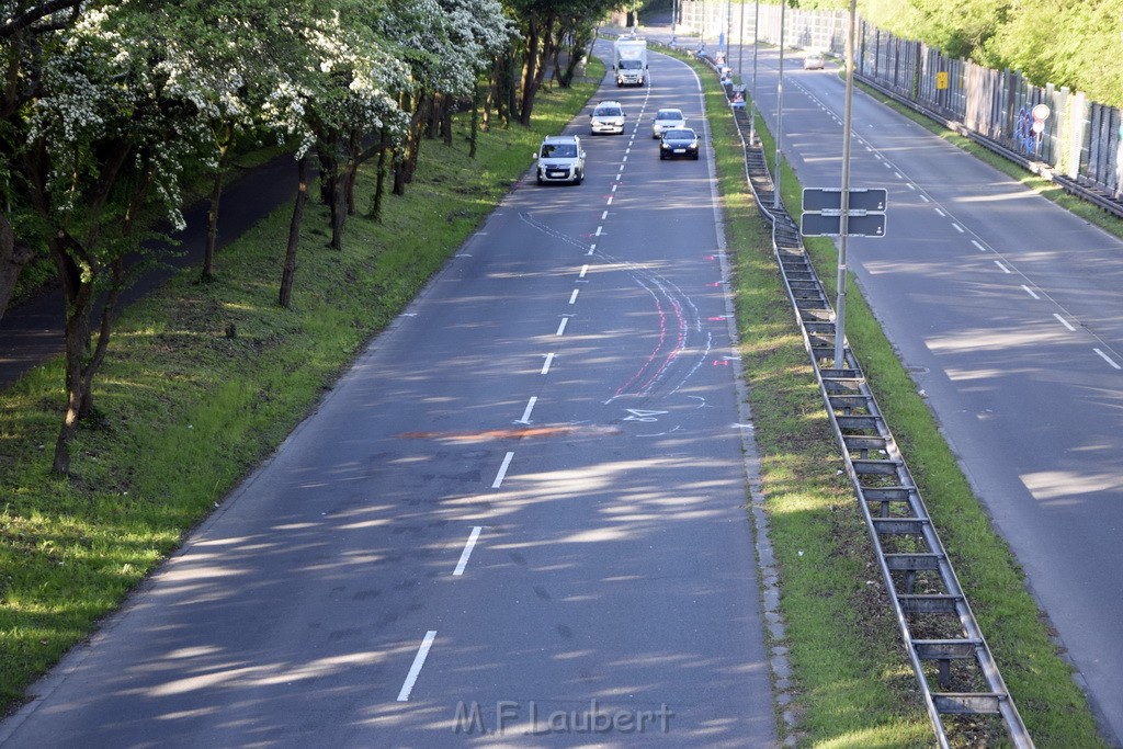 VU mit Fahrerflucht Koeln Vingst Vingster Ring Rich Hoehenberg P15.JPG - Miklos Laubert